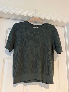Comptoir Des Cotonniers Short-Sleeve Textured Knit Top in Olive